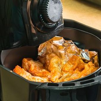 Ilustrasi memasak dengan air fryer.