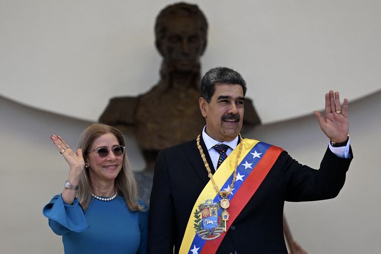Presiden Venezuela Nicolas Maduro dan istri, Cilia Flores, saat meninggalkan gedung Majelis Nasional, atau Capitolio, setelah mengambil sumpah jabatan di Caracas, 10 Januari 2025. Maduro ditangkap oleh AS dalam serangan cepat pada 3 Januari 2026.