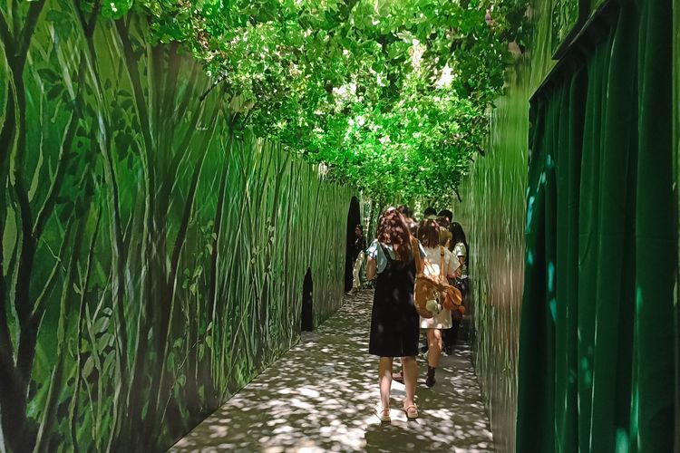 Antrean pengunjung The World of Studio Ghibli saat hendak berfoto dengan Totoro, Senin (14/10/2024).