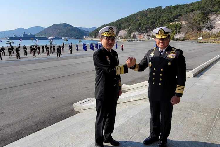 Kepala Staf Angkatan Laut (KSAL) Laksamana Yudo Margono bersama Chief of Naval Operations of the Republic of Korea Navy (KSAL) Korea Selatan Laksamana Kim Jung Soo.