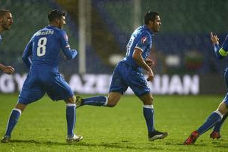 Para pemain Italia keberhasilan Eder mencetak gol penyama kedudukan pada laga versus Bulgaria di Sofia. 