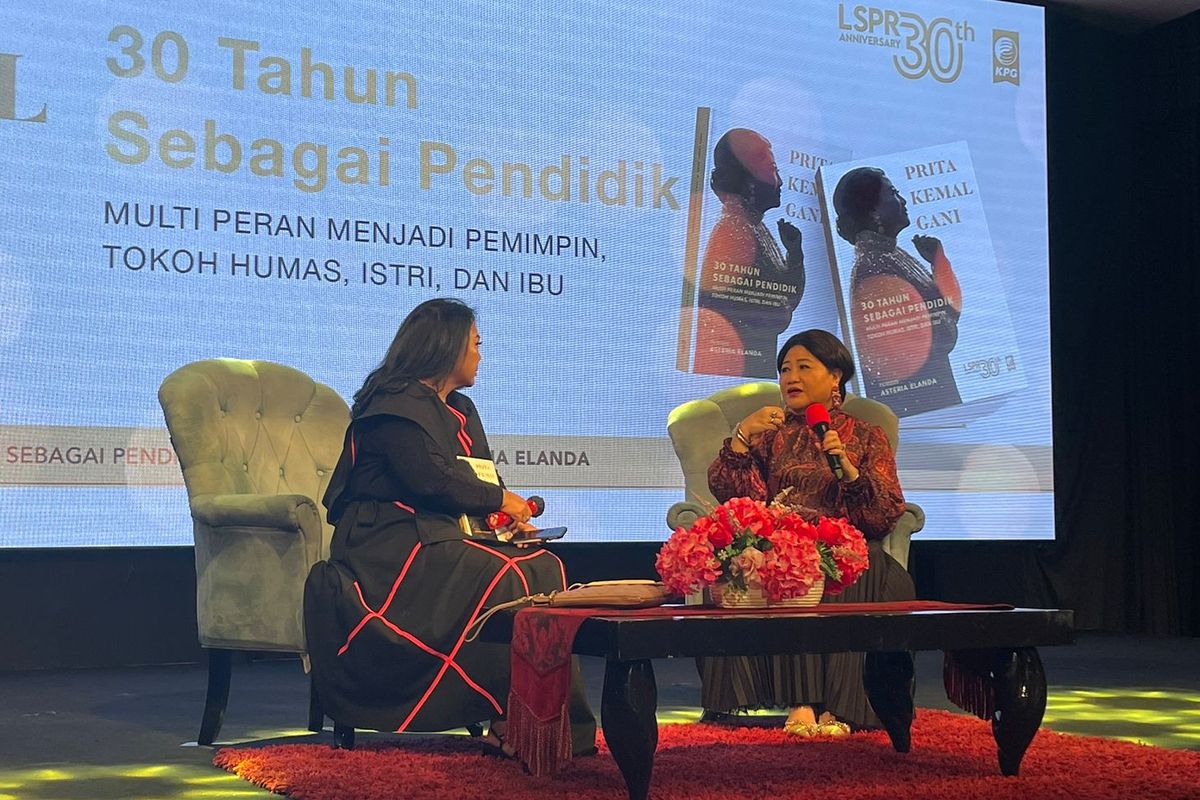 Asteria Elanda (kiri) dan Prita Kemal Gani (kanan) pada talkswho perilisan buku ?Prita Kemal Gani, 30 Tahun Sebagai Pendidik. Multi Peran Menjadi Pemimpin, Tokoh Humas, Istri, dan Ibu?.