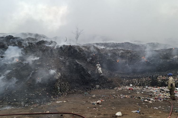 Kebakaran TPA Cikundul Sukabumi Belum Padam, Api Masih Muncul di Hari Ketiga