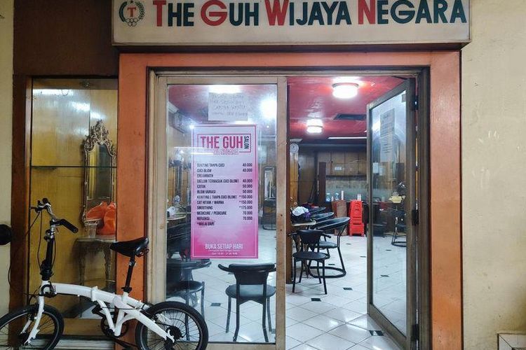 The Guh Wijaya Salon, salon satu-satunya yang masih bertahan di Mal Blok M, Jakarta Selatan, Minggu (9/7/2023)
