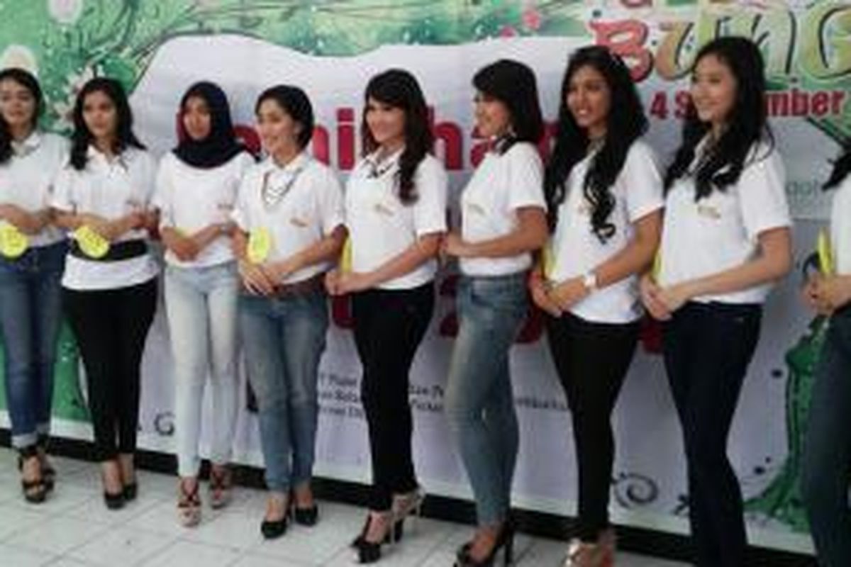 Sepuluh kontestan Putri Bunga Rawabelong, Jakarta, yang ikut dalam Festival Bunga Rawabelong yang berlangsung tanggal 2-4 September 2014.