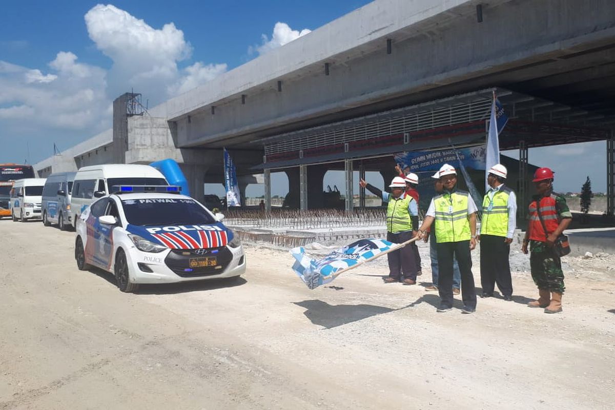 Sebagian pekerja di jalan tol KLBM saat diberangkatkan mudik gratis ke kampung halaman, Rabu (29/5/2019).