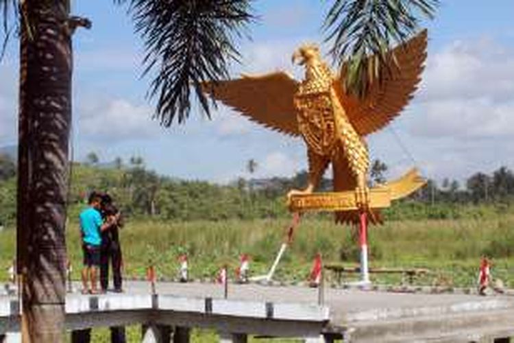 Patung Garuda Emas kokoh berdiri di dermaga tempat Bung Karno mendarat dengan pesawat ampibi di danau Limboto. Perupa Gorontalo Pipin Idris dan Awaluddin Ahmad dari komunitas Kelapa Batu Gorontalo yang memelopori kegiatan ini