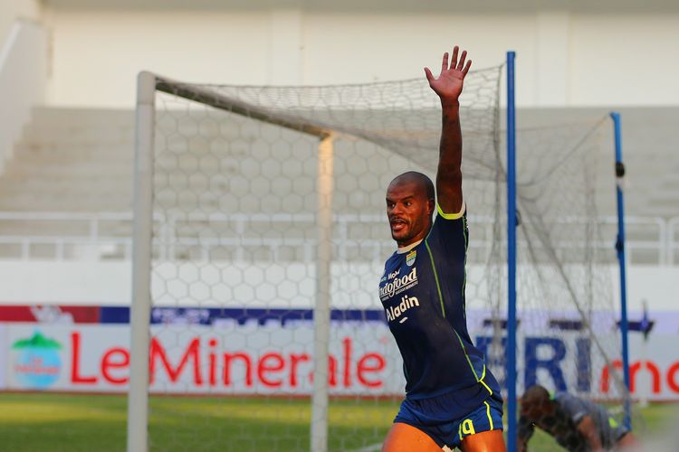 Pemain Persib Bandung David da Silva seusai menjebol gawang Persebaya Surabaya saat pekan ke-13 Liga 1 2022-2023 yang berakhir dengan skor 2-1 di Stadion Jatidiri Semarang, Sabtu (10/12/2022) sore.