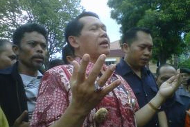 Bupati Semarang Mundjirin, berdoa seusai divonis 6 bulan percobaan oleh Majlis Hakim PN Kabupaten Semarang, Kamis (24/4/2014) siang
