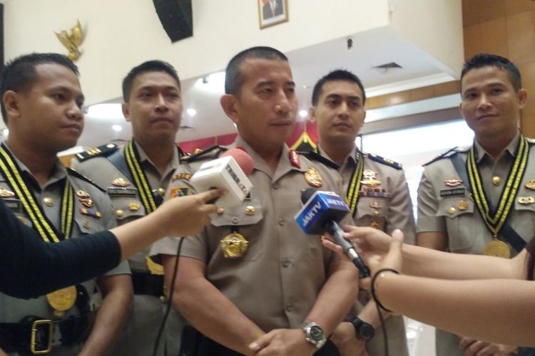 Wakil Ketua STIK Brigjen Fiandar bersama empat lulusan terbaik PTIK angkatan ke-73 di kompleks PTIK, Jakarta, Kamis (29/3/2018). Empat lulusan terbaik itu, dari kiri ke kanan: AKP Fandy Setiawan, AKP Eko Prahutomo, AKP Ngurah Wiratama, AKP Jeifsin Sutorus.