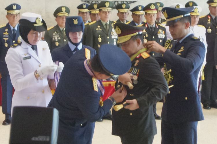 Kapolri Jenderal Pol Tito Karnavian menerima penghargaan dari TNI AD, TNI AU, dan TNI AL di Mabes TNI Cikangkap, Jakarta Timur, Rabu (14/3/2018).