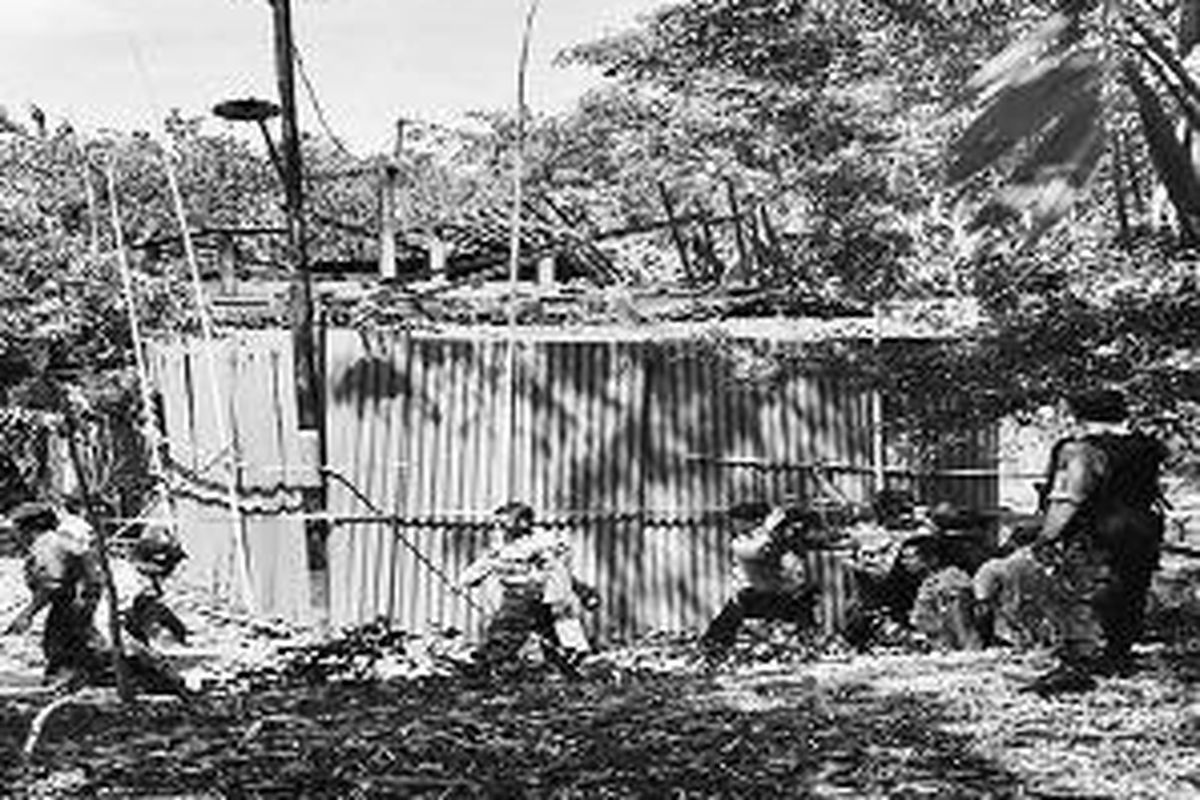 Polisi berjaga di depan rumah yang telah ditutup seng seusai penyergapan oleh tim polisi antiteror dan Brimob Polda Jawa Tengah di Kampung Kepuhsari RT 03 RW 11, Kelurahan Mojosongo, Kecamatan Jebres, Solo, Jawa Tengah, Kamis (17/9). Sebanyak empat orang yang diduga terlibat dalam jaringan teroris tewas dalam penyergapan tersebut.