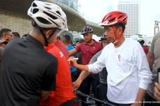 Momen Jokowi Tanda Tangani Baju Warga Saat Gowes di CFD