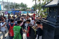 Keliling Lokasi Sirkuit Formula E, Anies Dikerumuni Penonton yang Minta Foto Bareng