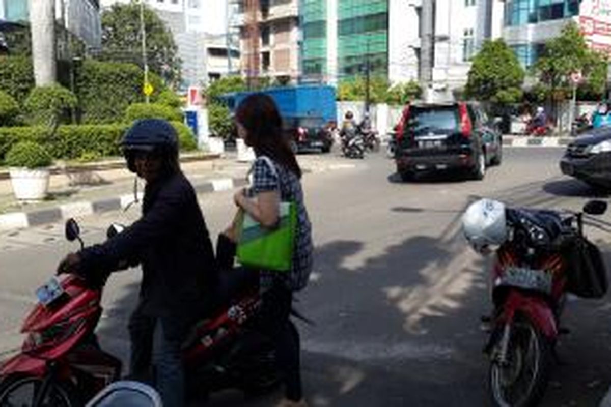 Salah satu pegawai di Sudirman - Thamrin yang memilih naik ojek untuk ke kantornya akibat ada penutupan jalan.