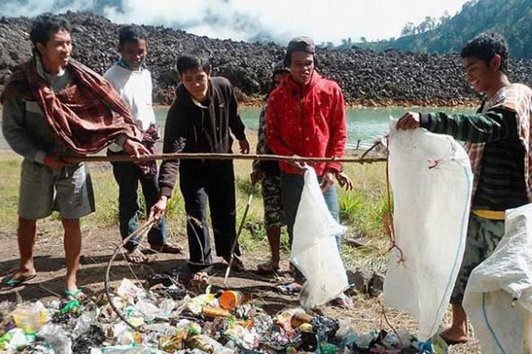 Para porter dan pemandu wisata di kawasan Gunung Rinjani, Lombok, Nusa Tenggara Barat, tengah membersihkan kawasan itu dari tumpukan sampah yang dilakukan secara rutin. Selain persoalan interen antarlembaga pengelola, pembersihan itu terhenti sementara karena tidak ada dana.