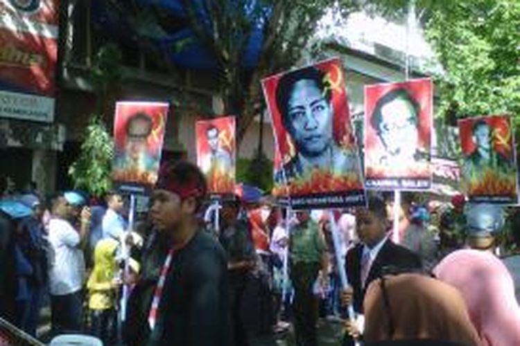 Gambar tokoh-tokoh PKI yang ikut karnaval peringatan HUT ke-70 RI di Pamekasan, Sabtu (15/8/2015).
