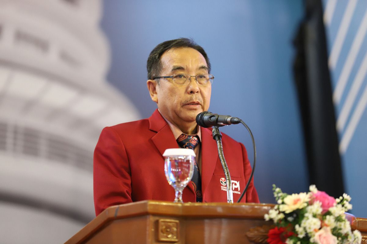 Rektor Universitas Pendidikan Indonesia (UPI) tengah menyampaikan sambutannya di dalam acara pengambilan sumpah guru di Gimnasium UPI, Kota Bandung, Jawa Barat, Selasa (14/1/2025)