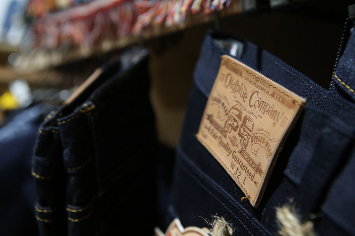 Detail tag pada sebagian material jins OldBlue Co menggunakan bahan kulit kuda yang didatangkan dari Amerika Serikat, saat dipamerkan di Agenda Show 2018, Long Beach, California, AS, Jumat (29/6/2018) waktu setempat. Oldblue Co menjadi salah satu dari lima 'pelamar' yang mampu menyisihkan 121 peserta dari proses seleksi yang digelar Badan Ekonomi Kreatif (Bekraf) untuk berangkat ke ajang internasional tersebut.