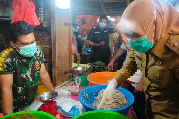 Wakil Walikota Palembang Fitrianti Agustinda saat melakukan sidak di pasar tradisional. Hasilnya, ia menemukan ikan giling bercampur formalin yang dijual oleh pedagang nakal.