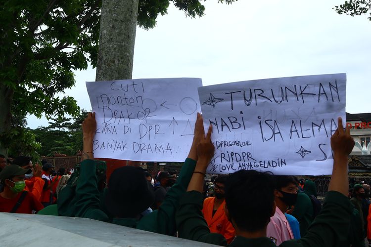Beberapa mahasiswa menyampaikan pesan-pesan unik selama demonstrasi berlangsung saat unjuk rasa tolak omnibus law, pada Senin (12/10/2020).
