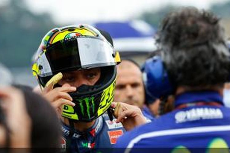 Pebalap Movistar Yamaha asal Italia, Valentino Rossi, bersiap saat akan balapan GP Jepang di Sirkuit Twin Ring Motegi, Minggu (12/10/2014).