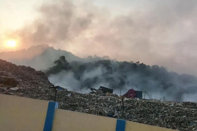 Kondisi TPA Bakung yang masih terbakar sejak Jumat (13/10/2023).