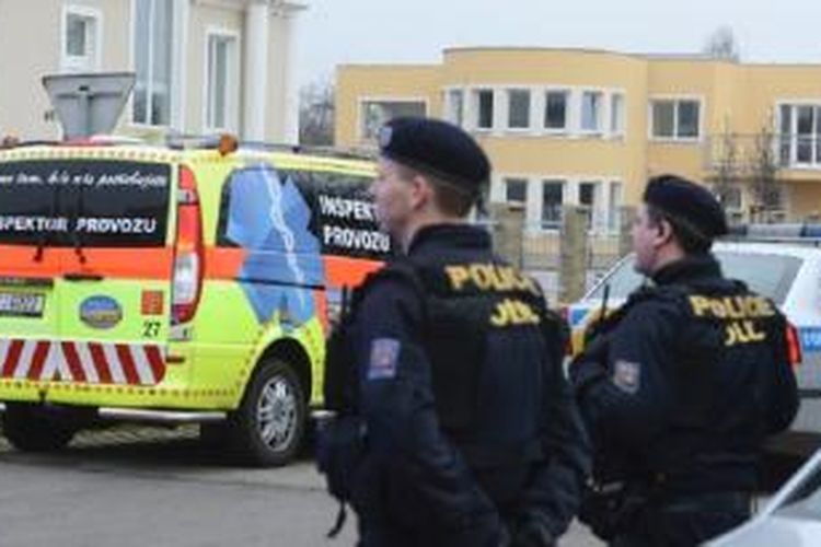 Polisi menjaga kediaman Duta Besar Palestina Jamal al Jamal di kota Praha, Republik Ceko. 