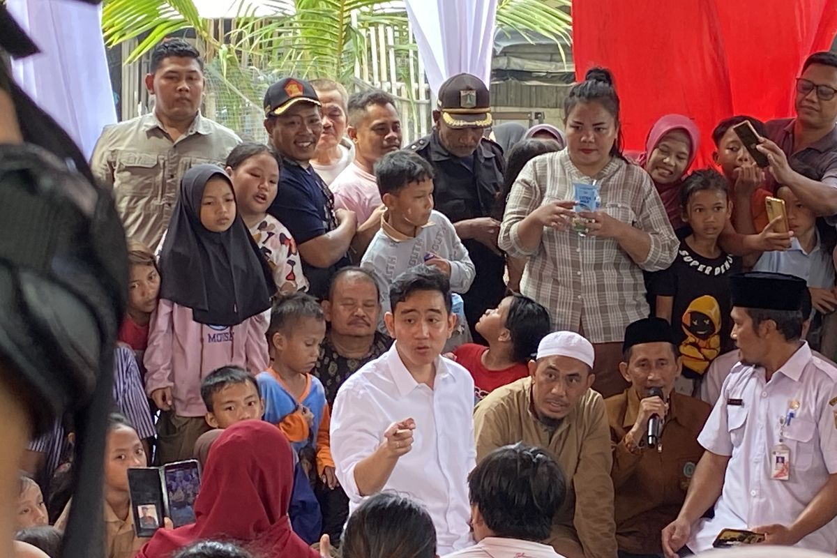Wakil presiden terpilih Gibran Rakabuming Raka (baju putih tidak berpeci) saat mengunjungi warga Rumah Susun (Rusun) Muara Baru, Penjaringan, Jakarta Utara, Rabu (24/4/2024).