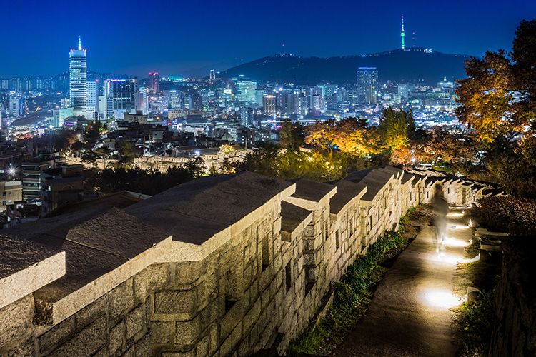 Pengunjung Korea Selatan akan dibuat terpesona dengan perpaduan unik antara sejarah dan gedung pencakar langit yang modern.
