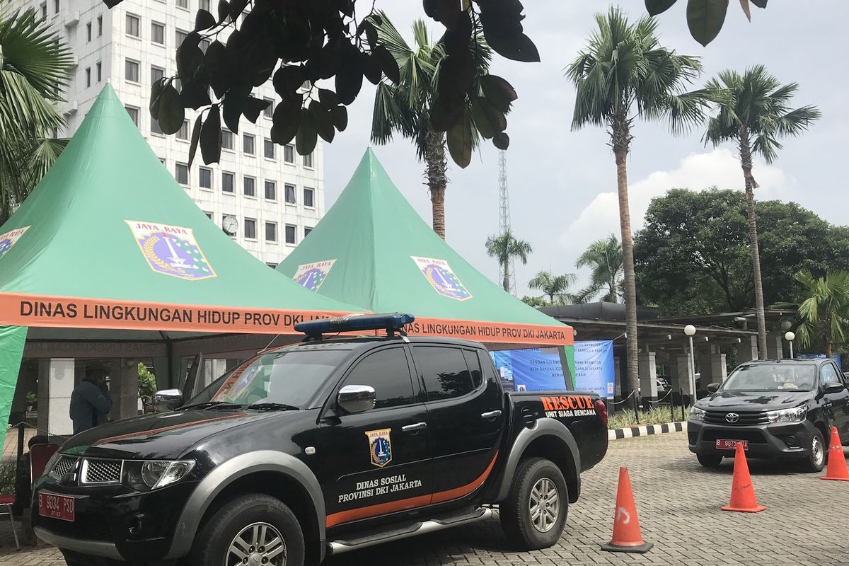 Dinas Lingkungan Hidup gelar uji emisi kendaraan roda empat di kantor Wali Kota Jakarta Barat, Selasa (12/3/2019). 
