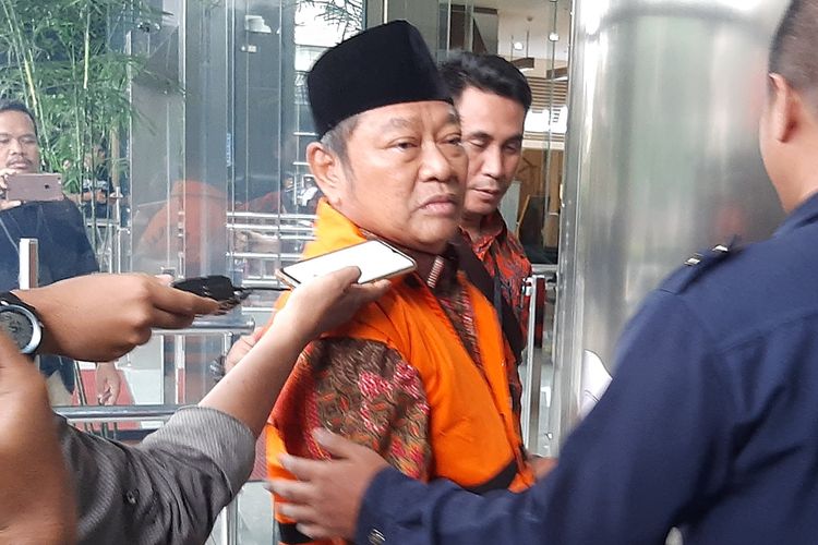 Bupati Sidoarjo Saiful Ilah tiba di Gedung Merah Putih KPK untuk menjalani pemeriksaan perdana setelah ditetapkan sebagai tersangka, Jumat (10/1/2020).