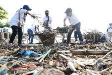 Pelindo dan DLH Semarang Kumpulkan 1,7 Ton Sampah di Pantai Tirang