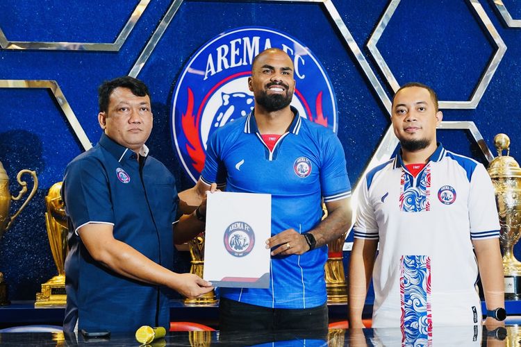 Pemain baru Arema FC Thales Lira saat diperkenalkan manajemen untuk mengarungi kompetisi Liga 1 2023-2024 mendatang di kandang singa Kantor Arema FC Kota Malang, Senin (1/7/2024) siang.