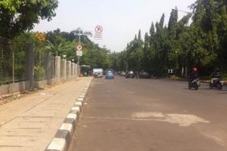 Jalan di sekitar Kalibata City, Jakarta Selatan, mulai bersih dari parkir liar, Kamis (11/9/2014).
