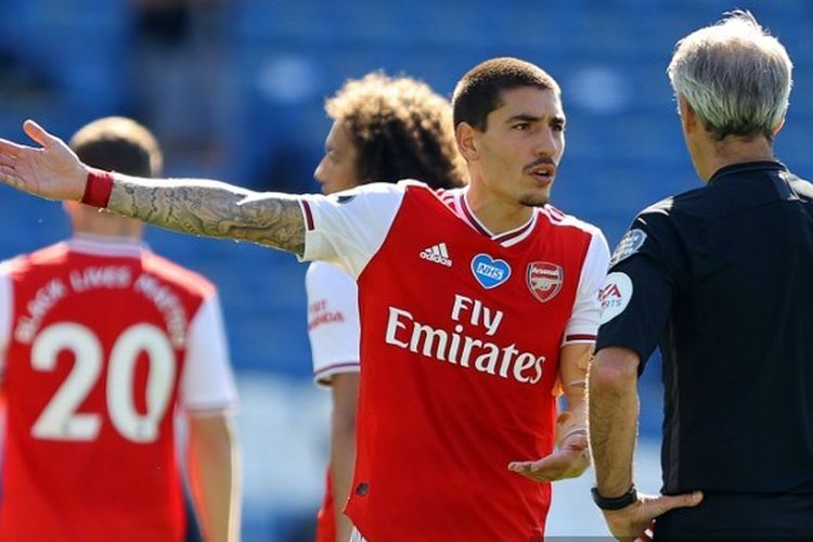 Bek Arsenal Hector Bellerin melakukan protes terhadap wasit Martin Atkinson dalam laga kontra Brighton and Hove Albion di Stadion American Express, Sabtu (21/6/2020). 