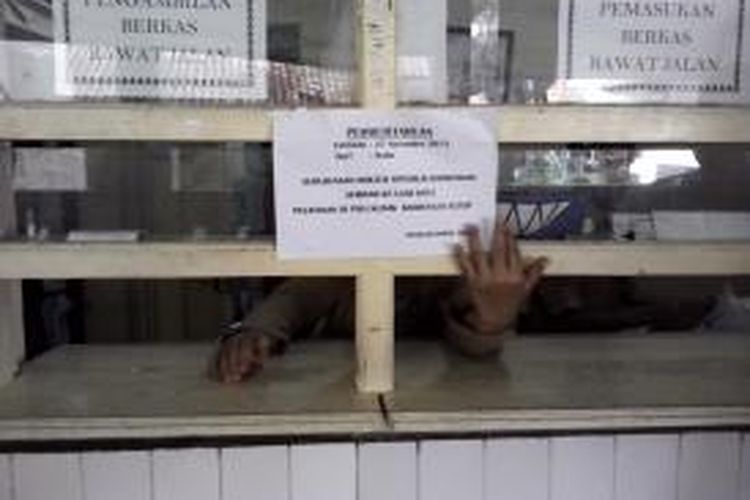 Pengumuman pemberitahuan tidak beroperasinya dokter spesialisasi di salah satu rumah sakit di Tasikmalaya, ditempel di setiap loket pembayaran, Rabu (27/11/2013).