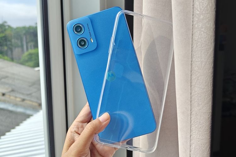 Seperti smartphone pada umumnya, isi kotak kemasannya tentu mencakup unit ponsel. Namun yang menarik, Moto G45 5G dalam kotaknya ini sudah dipasangi dengan jelly case.

Padahal biasanya, jelly case dan ponsel dalam kotak kemasannya dibuat terpisah. 