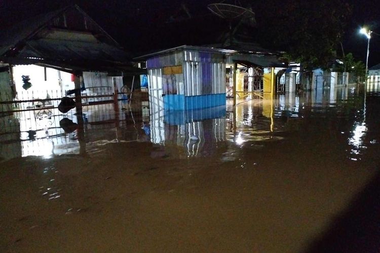 Tampak permukiman warga di Bima teredam luapan banjir, Senin (3/4/2023).