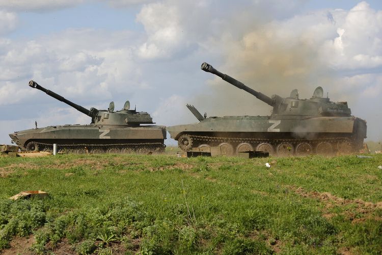 Kendaraan artileri self-propelled 'Gvozdika' ('Carnation') dari milisi Republik Rakyat Donetsk menembak ke arah posisi tentara Ukraina, dekat kota Yasynuvataya, di luar Donetsk, di wilayah di bawah pemerintahan Republik Rakyat Donetsk, Ukraina timur, Jumat, Mei 20, 2022.