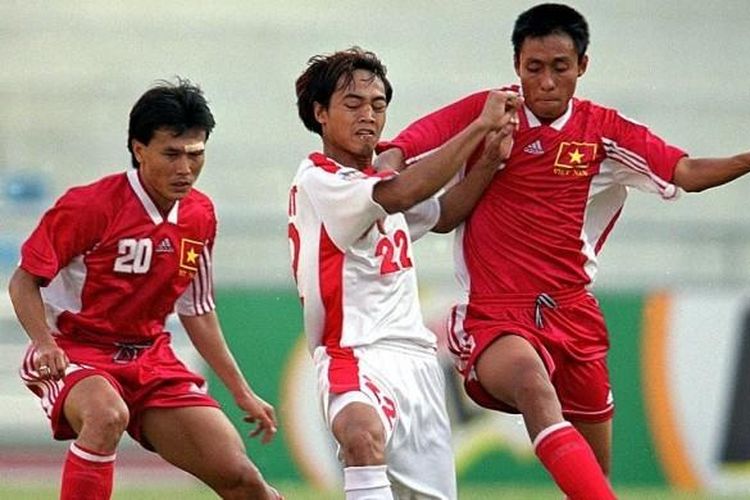 Striker tim nasional Indonesia, Gendut Doni Cristiawan (tengah), berebut bola dengan dua pemain Vietnam dalam pertandingan Piala Tiger 2000 di Stadion Rajamangala, Bangkok, Thailand, pada 16 November 2000.