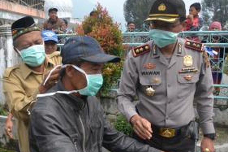 Pejabat Pemkab Bener Meriah, Aceh, Senin (26/10/2015), membagikan masker untuk warga sebagai salah satu upaya mengurangi dampak kabut asap yang mulai menyelimuti daerah itu.