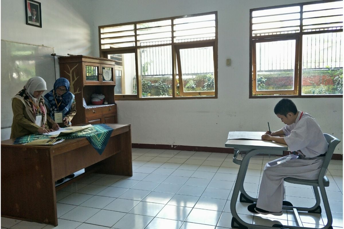 Deka, anak berkebutuhan khusus (tuna rungu), di Sekolah Dharma Asih, Depok Jaya, Senin (1/4/2019(.