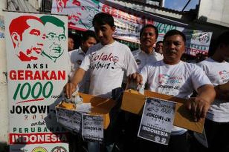 Relawan pasangan Capres dan Cawapres Jokowi-JK melakukan aksi 