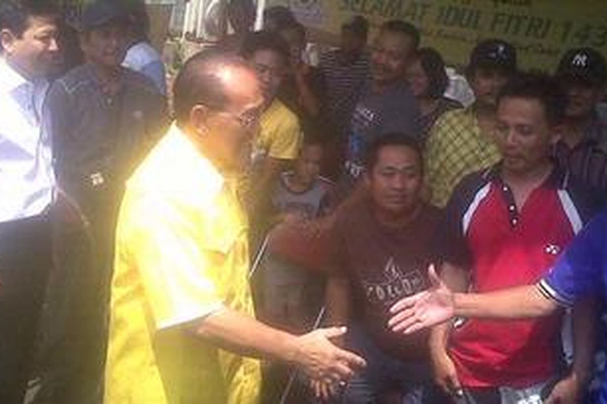 Ketua Umum DPP Partai Golkar, Aburizal Bakrie melakukan pelepasan kepada 1000 pemudik di Kantor Pusat DPP Partai Golkar, Slipi, Jakarta Barat, Kamis (16/8/2012)