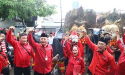 Diiringi Pawai Budaya, PDI-P Jatim Daftarkan 120 Bacaleg Tingkat Provinsi ke KPU