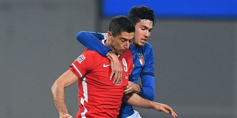 Bek muda Italia, Alessandri Bastoni (kanan), saat berduel dengan bek berpengalaman asal Polandia, Robert Lewandowski (kiri).