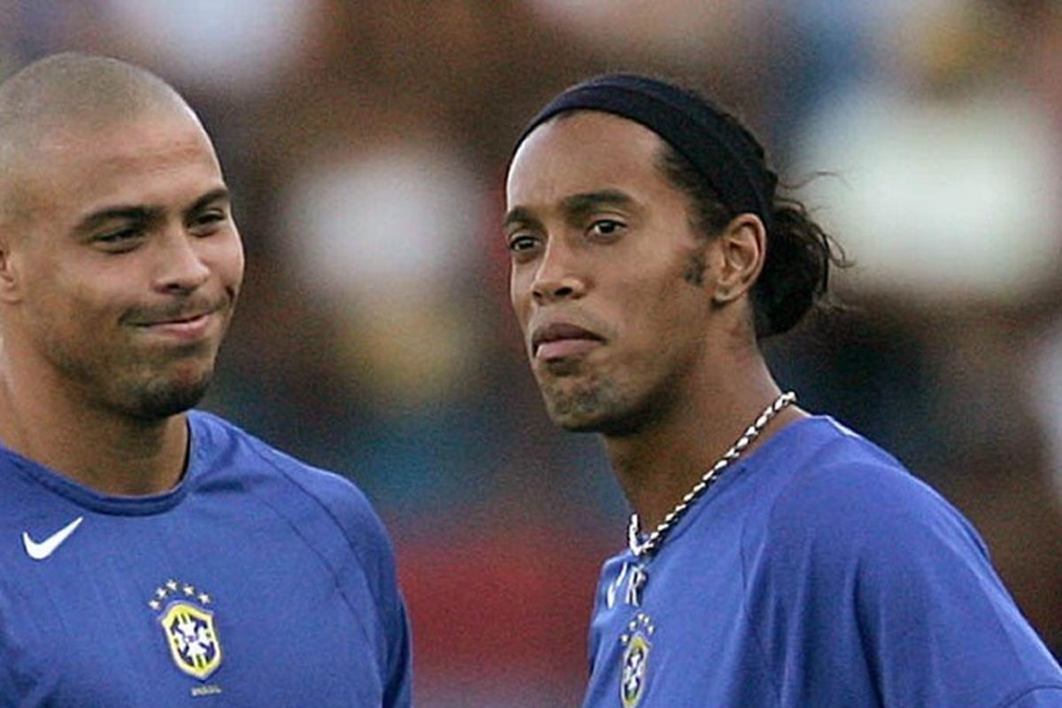 Striker Brasil Ronaldo Nazario (kiri), dari tim Spanyol Real Madrid, berbagi lelucon dengan pemain depan Ronaldinho Gaucho, dari Spanyol Barcelona, 11 Oktober, 2004 selama sesi pelatihan di stadion King Pele di Maceio, Brasil utara. Brasil akan menghadapi Kolombia di Maceio 13 Oktober mendatang untuk babak kualifikasi Piala Dunia FIFA 2006 Jerman.