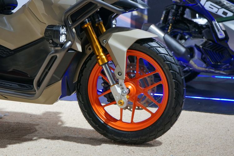 Pelek pada motor Modifikasi Honda ADV 160 dengan konsep Xplorer