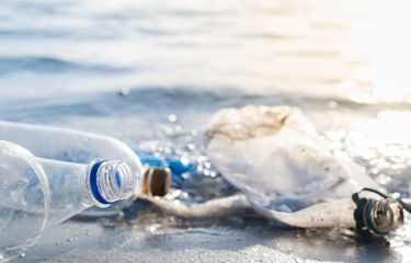 Ilustrasi sampah plastik di laut